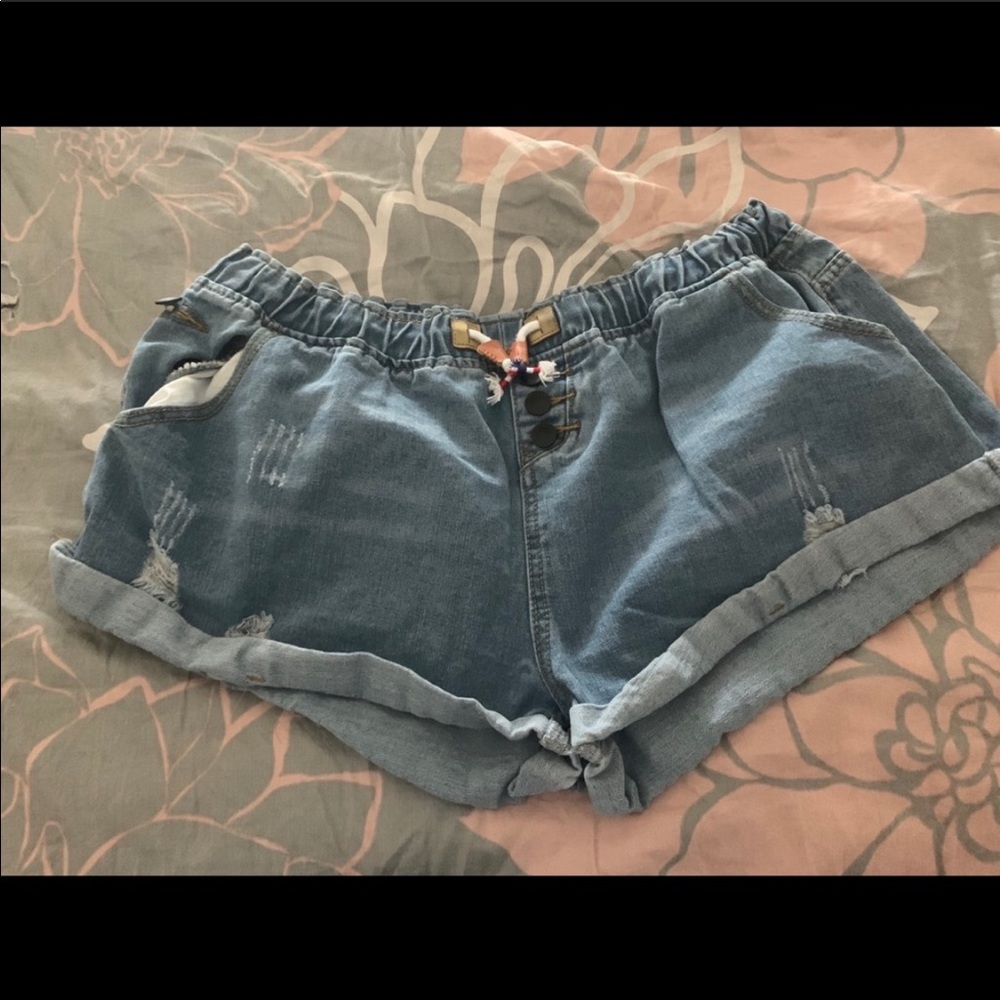 Elastic waist jean shorts with cuff